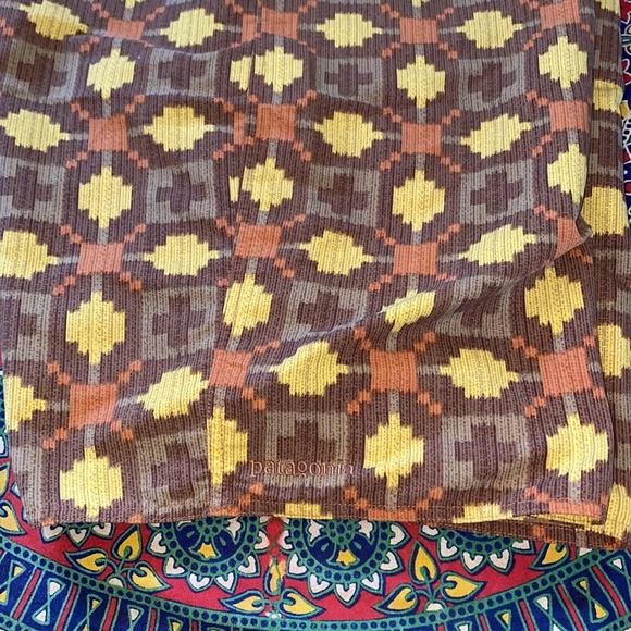 Classic Patagonia geometric design hybrid short. Size 35 - Picture 7 of 8